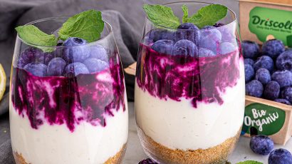 Käsekuchen-Dessert im Glas mit Dirscoll’s Blau- und Brombeeren