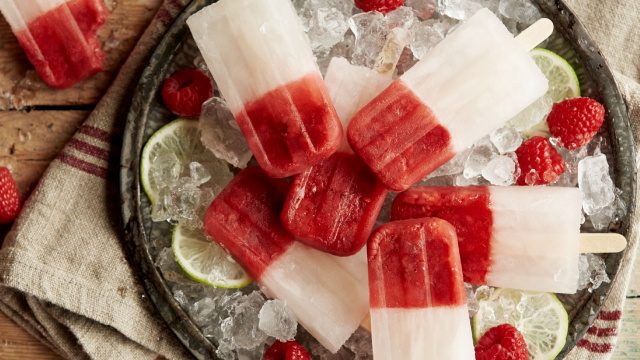 Dieses Eis am Stiel ist nicht nur einfach zu machen, sondern es ist auch die perfekte Mischung aus Himbeeren und Limetten … wie gemacht für einen heißen Sommertag. 